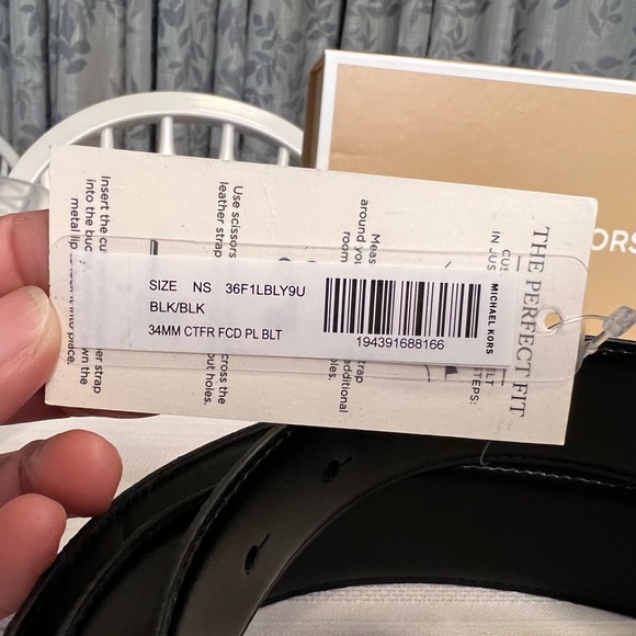 104. Michael Kors Men Logo Belt In Signature-Print REVERSIBLE - Picture 9 of 11